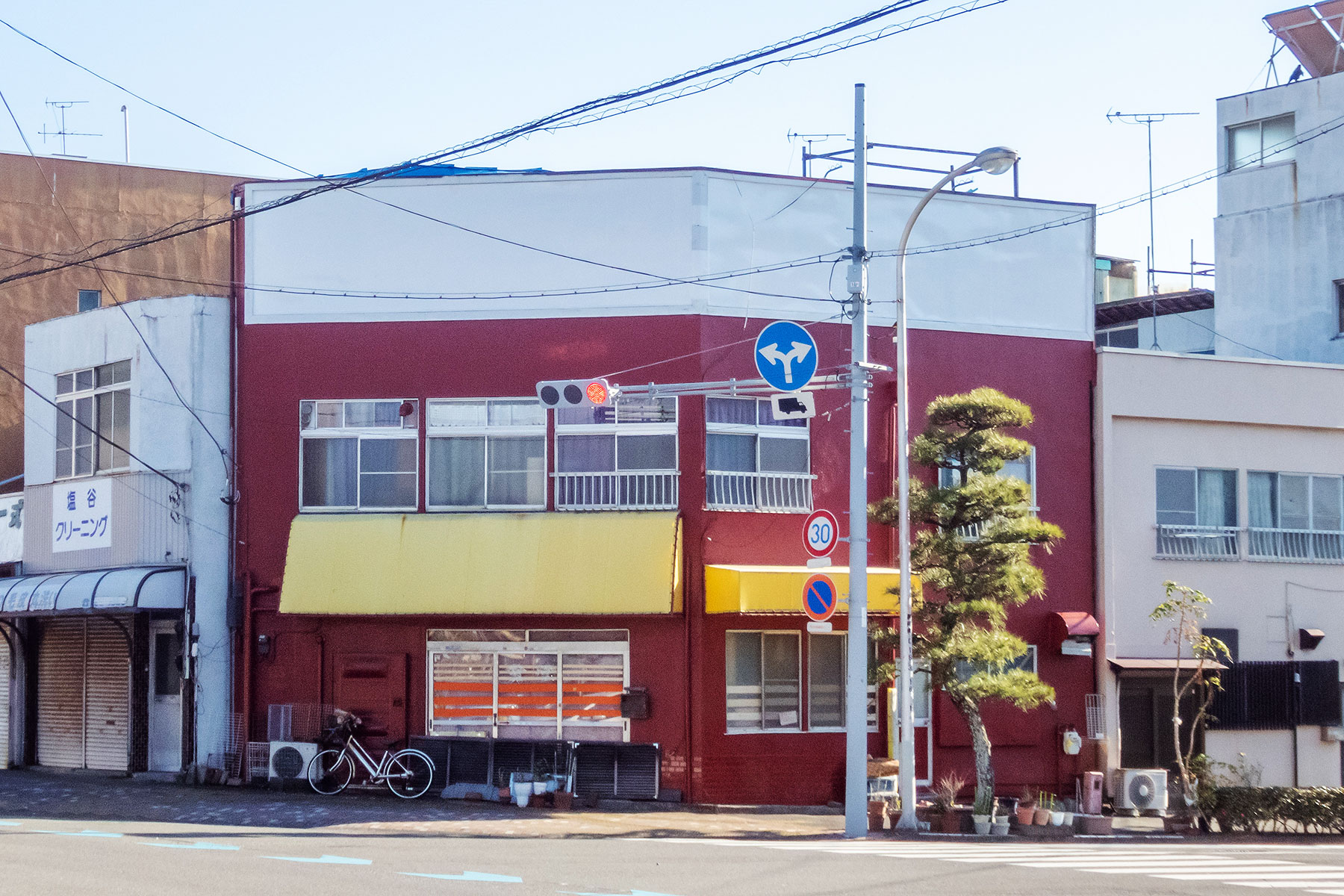 沼津市浅間町交差点角、ビル壁面看板