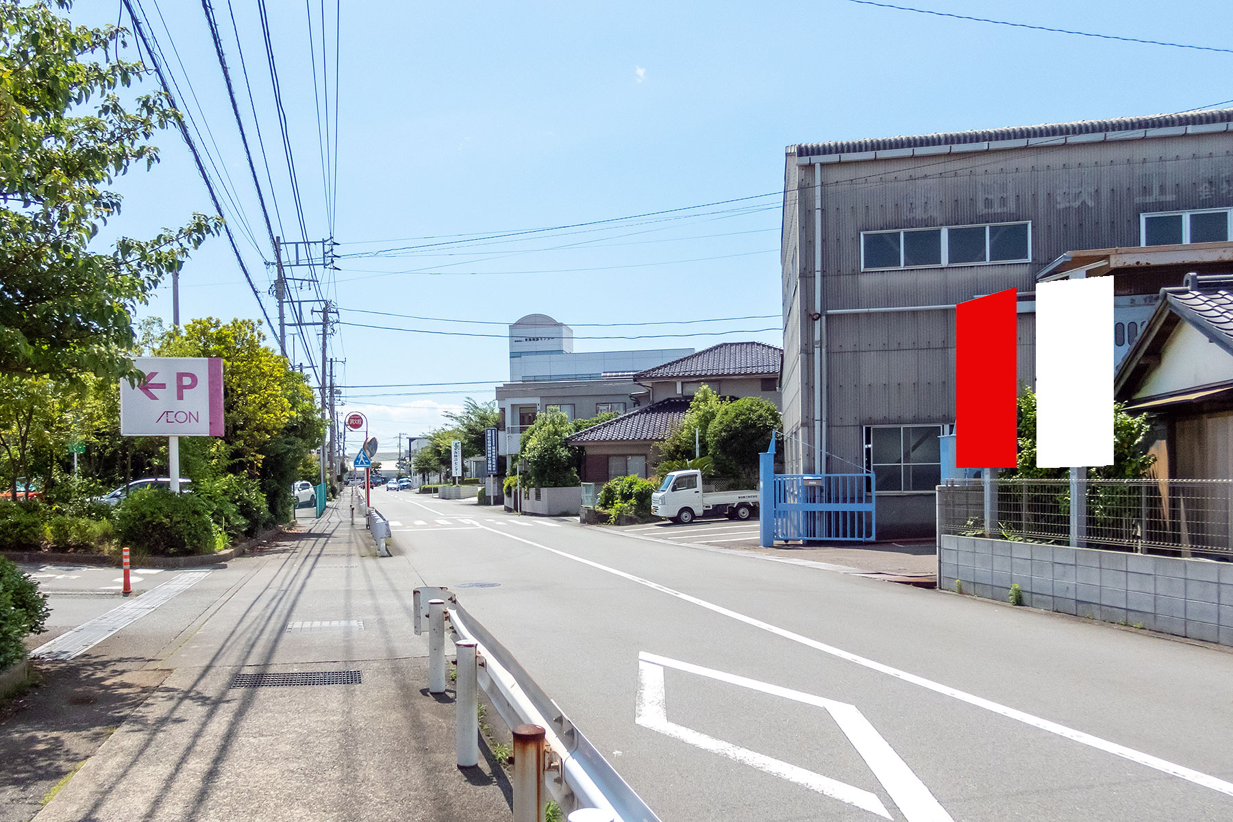 マックスバリュ沼北店前看板(左)